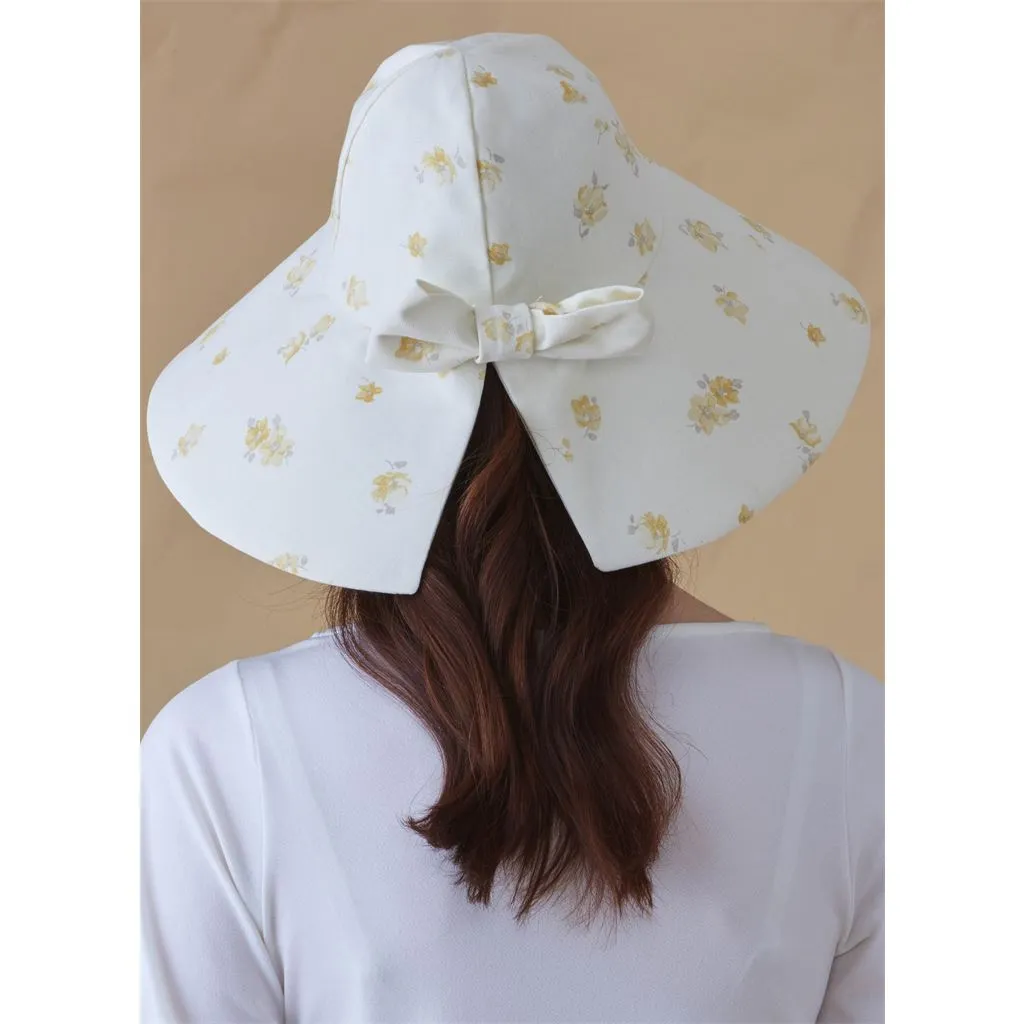Simplicity Sewing Pattern S9814 Hat in Three Sizes, Duffel, Tote, Cosmetic Case, Eyeglass Case and Luggage Tag by Laura Ashley